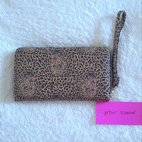 Betsey Johnson Leopard🐆 Wristlet - NWT - Picture 2 of 16